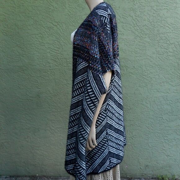 NWOT Black & White Kimono Sweater with Multi-Luminescent Threads Size Medium - Picture 14 of 16